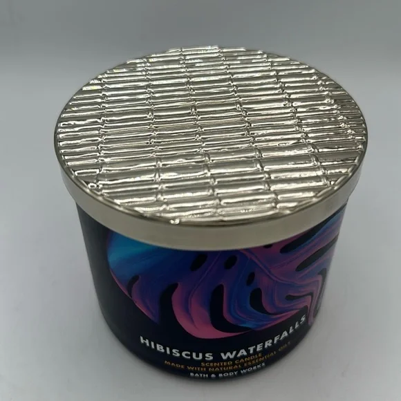 Bath & Body Works 3-wick Hibiscus Waterfalls 14.5-ounce purple candle - Picture 4 of 5
